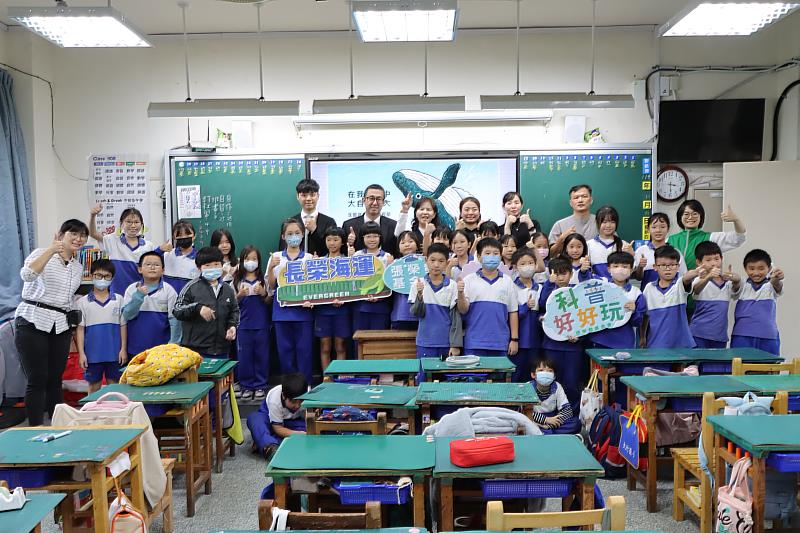 大竹國小校長吳雅芬（後排左3）感謝長榮海運船員帶來的精彩課程，於課後與學生大合照。