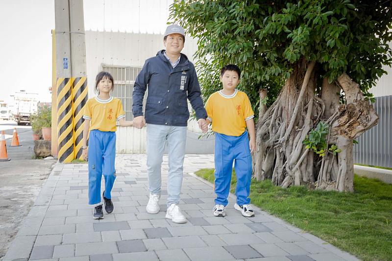 代理市長與學童一起步入校園。