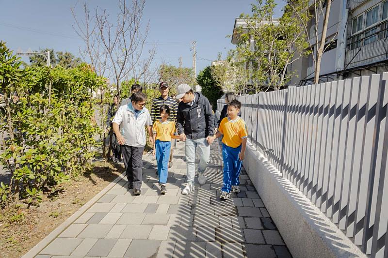 代理市長與學童一起步入校園。