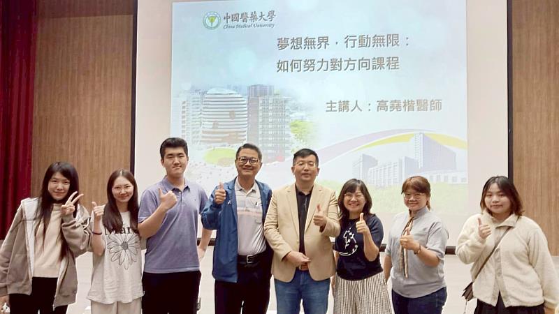 林孟亮學務長、高堯楷醫師與參與講座的師生合影。