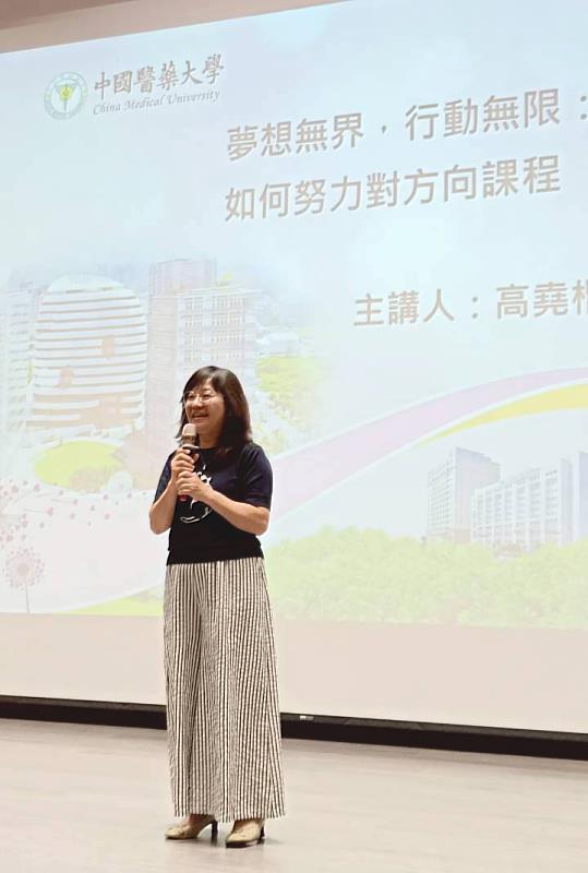林孟亮學務長致詞感謝高堯楷醫師回母校演講。