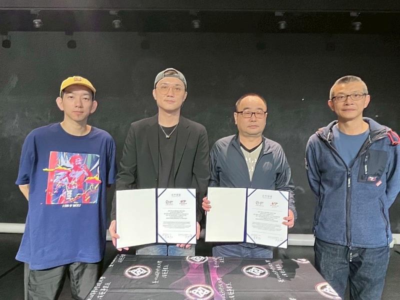 台灣動態藝術協會與城市科大演藝事業系簽署合作協議（左2）台灣動態藝術協會創會理事長陳繼為、（左3）臺北城市科技大學演藝事業系主任郭元冲。