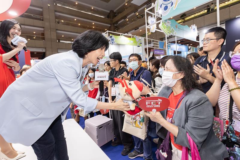 遠傳總經理井琪與參展民眾互動