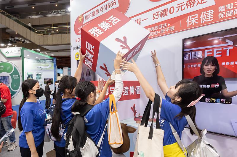 學童完成拼圖遊戲還能參加扭蛋抽獎。