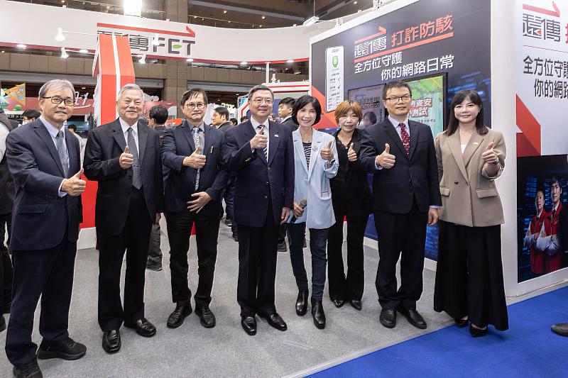 行政院卓榮泰院長、總統府沈榮津資政、教育部鄭英耀部長、行政院李慧芝發言人、國家通訊傳播委員會（NCC）陳崇樹代理主任委員以及台北市電腦公會童子賢榮譽理事長親臨遠傳展區參觀。