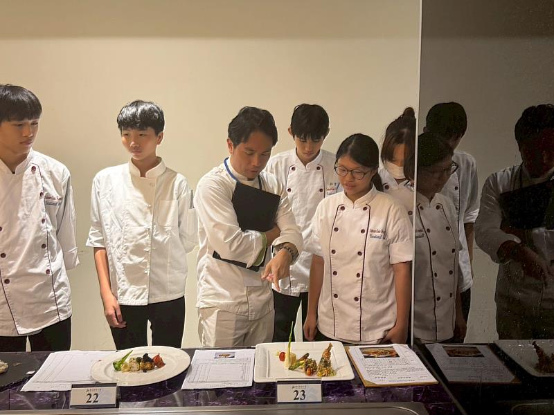 評審與選手交流。