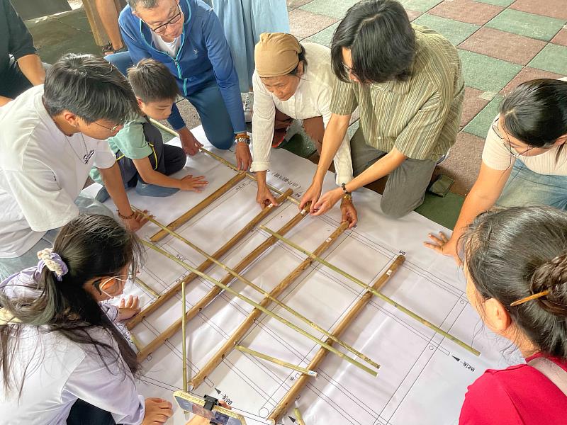 種子老師帶領體驗者組裝迷你竹籠茨。