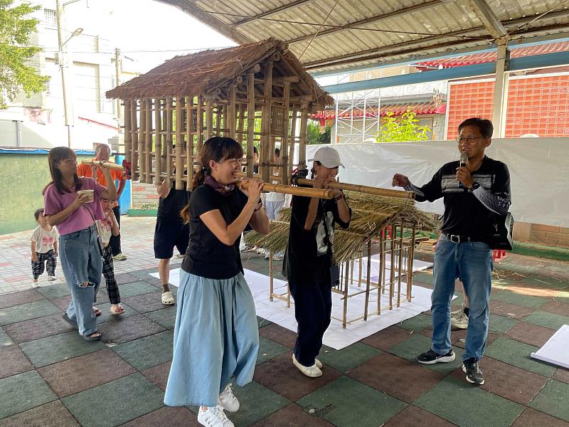 參與者進行迷你竹籠茨扛茨體驗。