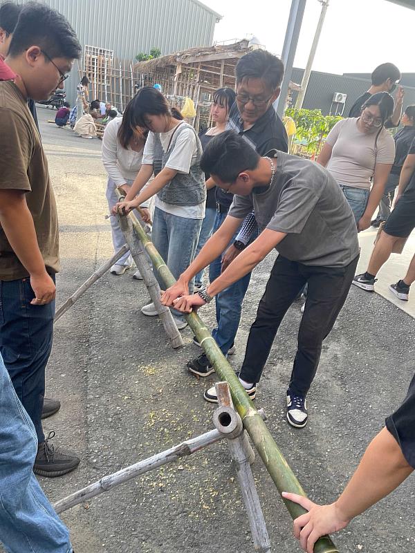 學生體驗磨竹節技藝。