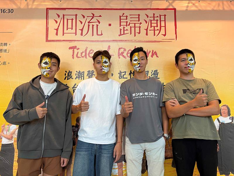 4位轎班人員臉譜彩繪。