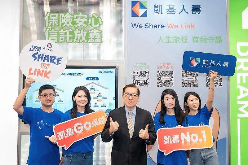 凱基人壽參與2025金融博覽會，由蘇錦隆執行副總經理（中）帶領團隊，至現場與民眾互動體驗，並分享保險理念，展現「金融守護力」，陪伴保戶安心前行。