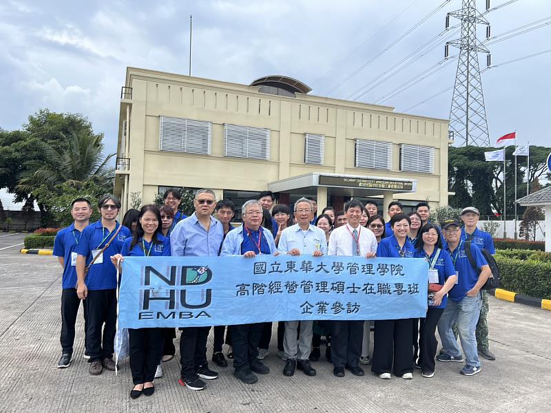 東華大學EMBA與印尼金鍛工業有限公司施董合影。