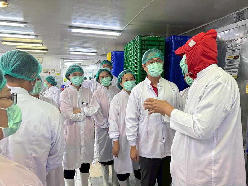 全副武裝進入PT. Hatindo Makmur鮪魚加工廠聽柯順榮董事長講解。