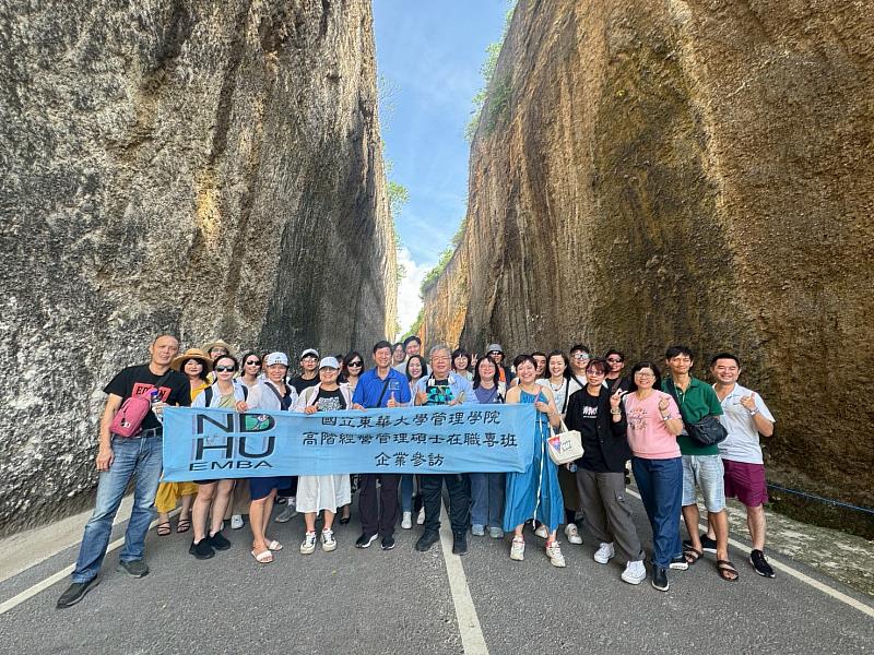 文化參訪-懸崖公路合影。