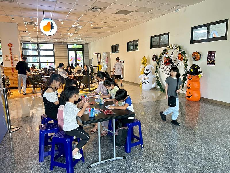 萬聖派對熱鬧登場 八德運動中心打造沉浸式南瓜鎮冒險