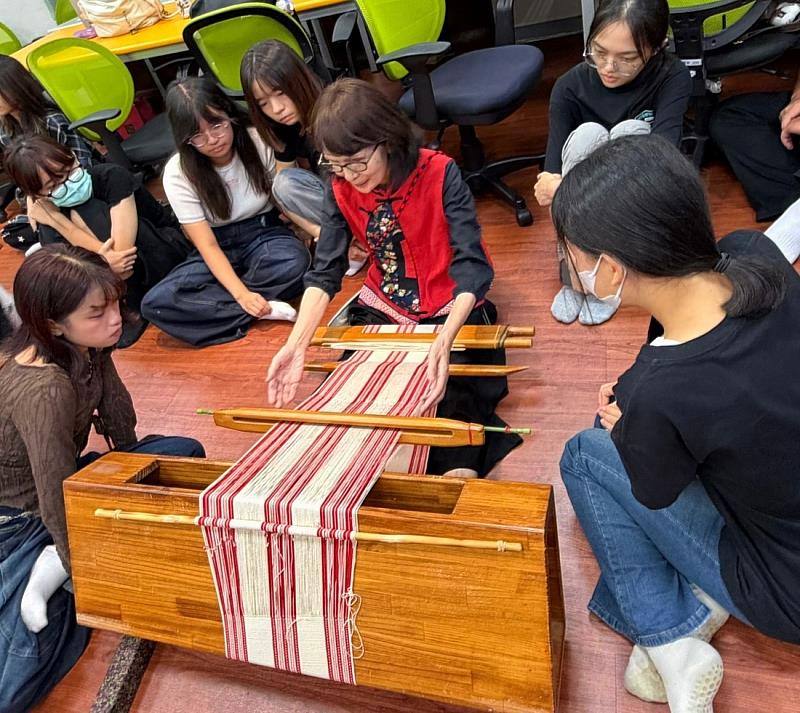 賽德克族人間國寶張鳳英藝師親自示範指導織布技法。