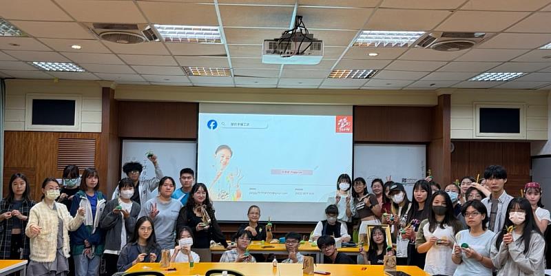 學員透過纏花工作坊完成創意纏花作品。