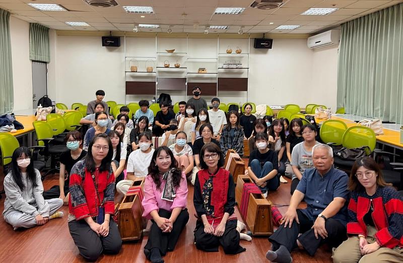 由人間國寶張鳳英藝師所親授的賽德克族織布工作坊師生合影。