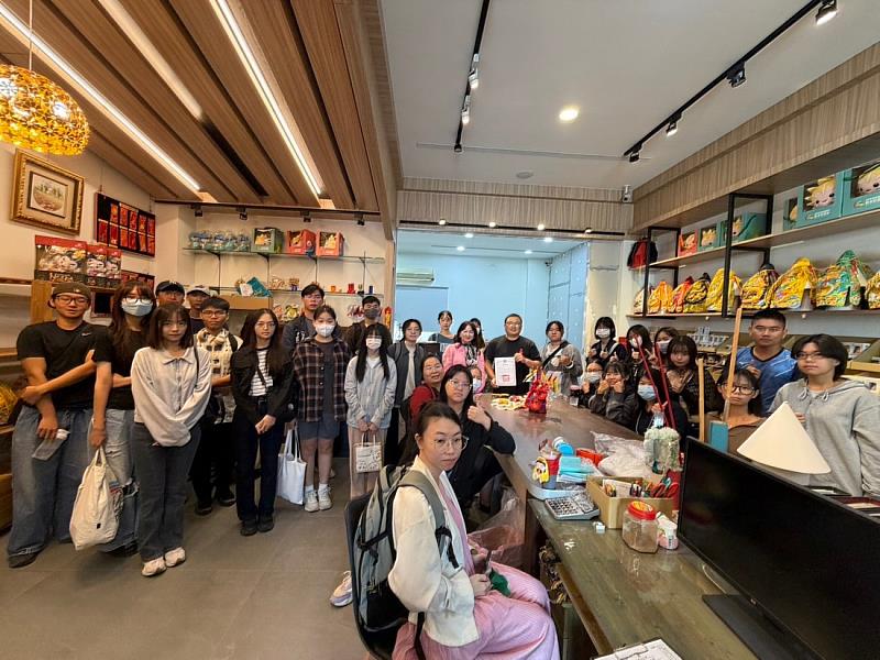 學程參觀昊漢精品刺繡文創商品，並進行交流互動。