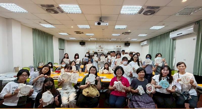 學員歡喜展示刺繡工作坊的成果。