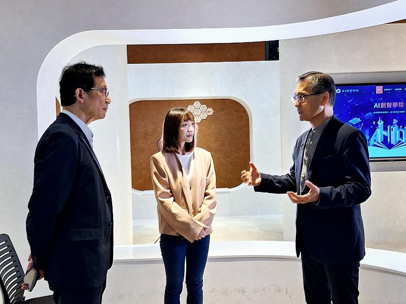 AI創智學院李宗翰院長（右）為Taiwan AI Labs廖群董事長介紹AI創智學院。（圖／淡江大學提供）