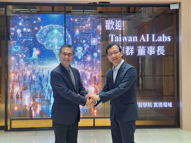 Taiwan AI Labs廖群董事長（右）與AI創智學院李宗翰院長合影，展現對生成式AI教育的共同願景。（圖／淡江大學提供）