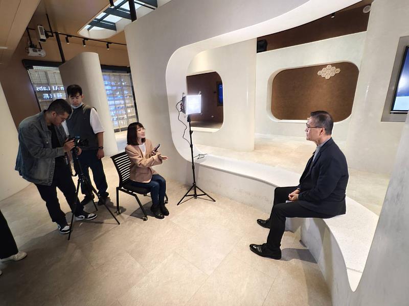AI創智學院李宗翰院長接受Taiwan AI Labs隨行宣傳部門專訪。（圖／淡江大學提供）