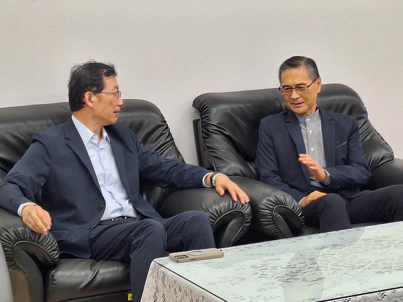 AI創智學院李宗翰院長（右）與Taiwan AI Labs廖群董事長進行訪談交流。（圖／淡江大學提供）