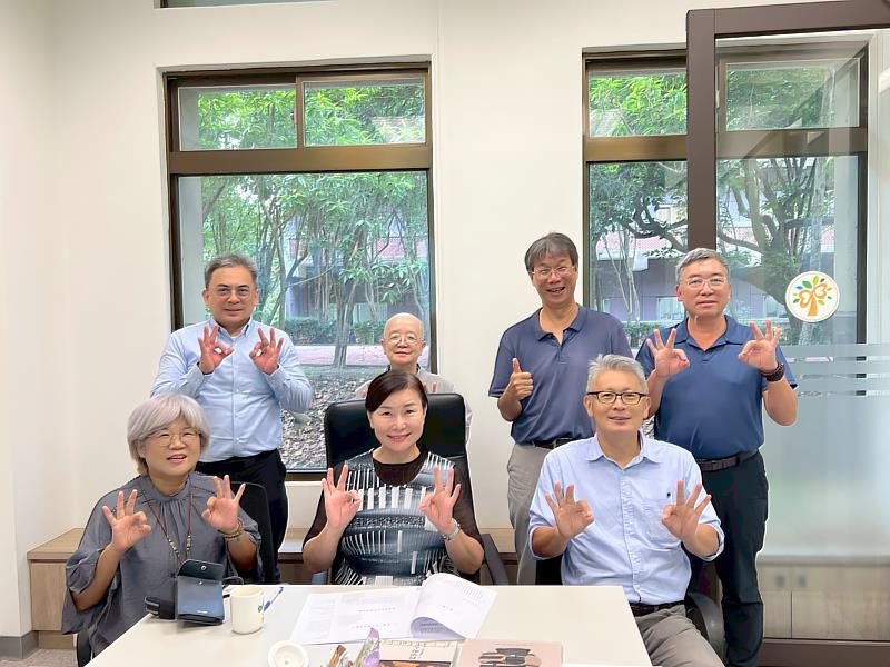 南華大學邀請南臺科技大學通識教育中心薛清江教授蒞校分享交流，展開教師專業社群的共學與對話。參與人員合影留念。