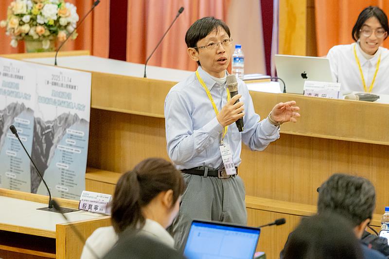 文化大學陳潁峯教授主持聚焦陽明山能源議題。