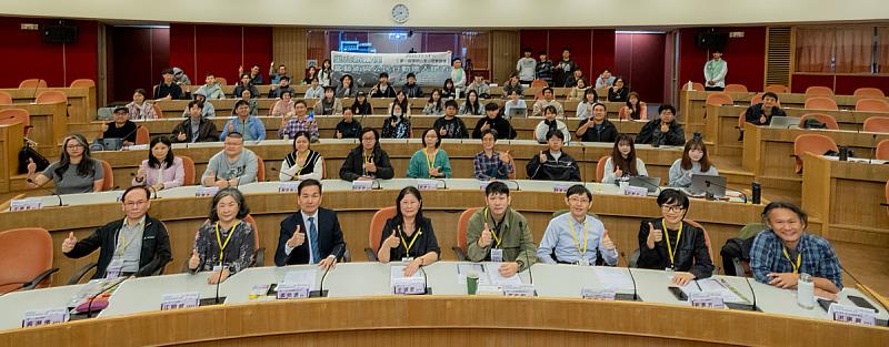 與會貴賓於「第1屆陽明山里山發展論壇」合影，論壇於14、15日在曉峰國際會議廳舉行，匯聚產官學與在地行動者，共探藝術行動、里山文化與永續發展的跨域連結。