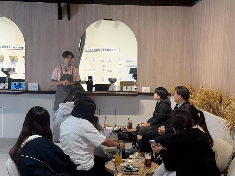 南華大學企管系至十果文創園區參訪，學生聆聽園區內咖啡梅納館創辦人陳柏廷介紹創業理念與經營模式。