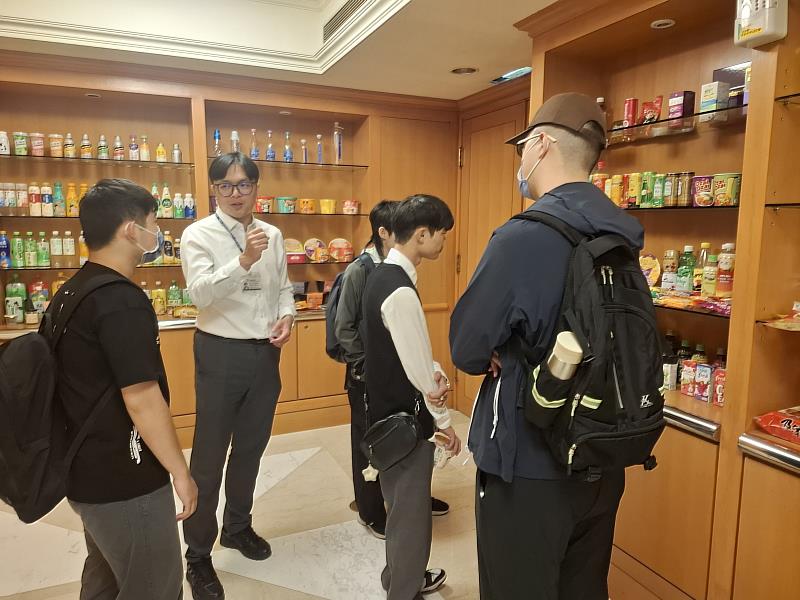 南華大學企管系至統一企業參訪，公共事務室陳炯詒先生介紹統一歷年來研發的產品。
