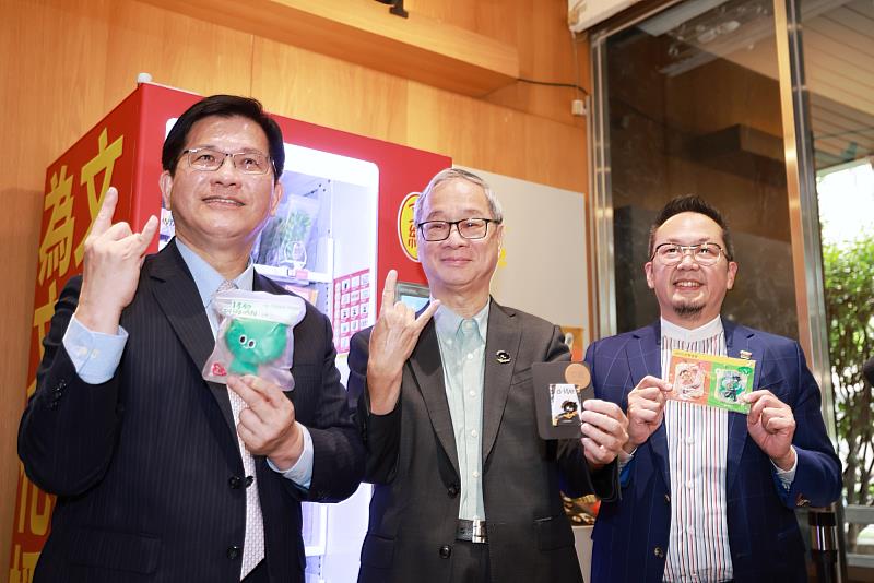 外交部長林佳龍（左）、文化部長李遠（中）現場透過文總商品販賣機購買a-We徽章等商品。