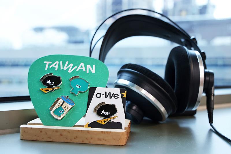 「搖滾版a-We徽章」除單顆造型外，同時推出吉他彈片造型包裝，裡頭包含a-We原型及最受歡迎的珍奶款套裝組。