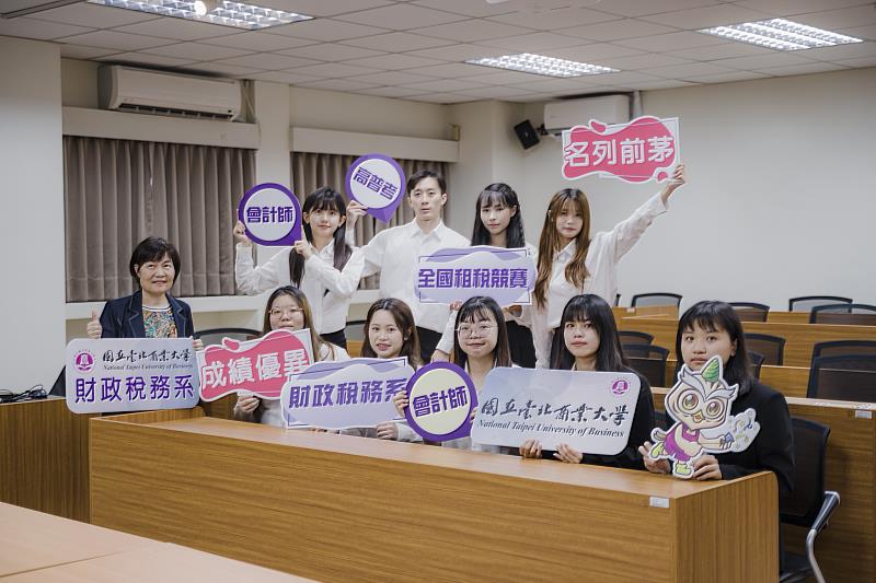 財稅系陳津美系主任（左）表示，財稅系結合理論教學與公職輔導，協助學生在學期間建立專業基礎與應考實力。