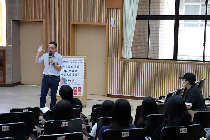 南大學生專心聆聽講座 AI科技結合生活之應用。