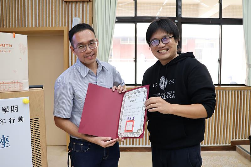 南大博雅講座授課教師吳明錡頒發感謝狀  感謝林士民組長精彩分享。