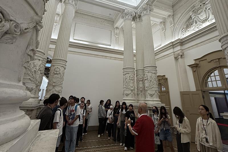 南大行政管理學系系學會帶領同學進行司法場域學習，深化公共治理與法政視角。