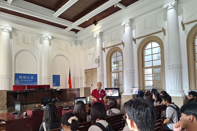 南大行政管理學系學生於司法博物館展區聽取導覽,認識法院組織與審判流程。