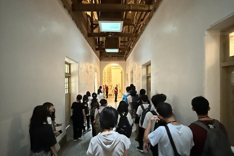 南大行管系學生在歷史法庭場域中觀察空間配置，瞭解司法制度的時代演進。