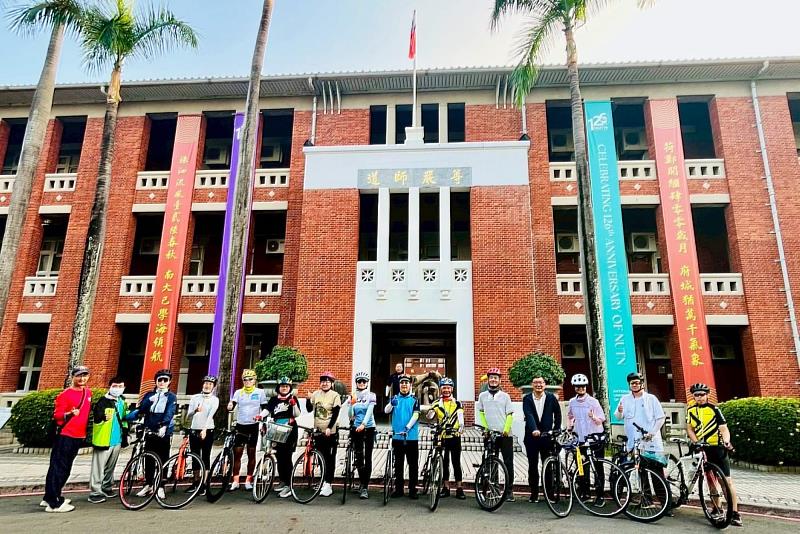 南大單車隊從府城校區整隊出發，教職員與校友共同迎接127週年校慶。