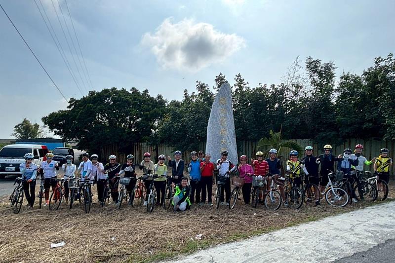 南大單車行沿途休息整隊，參與成員彼此提醒與照應，營造安全友善的騎乘環境。