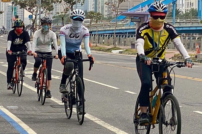 南大師生與校友騎行於城市道路，展現校慶單車活動的活力與行動力。