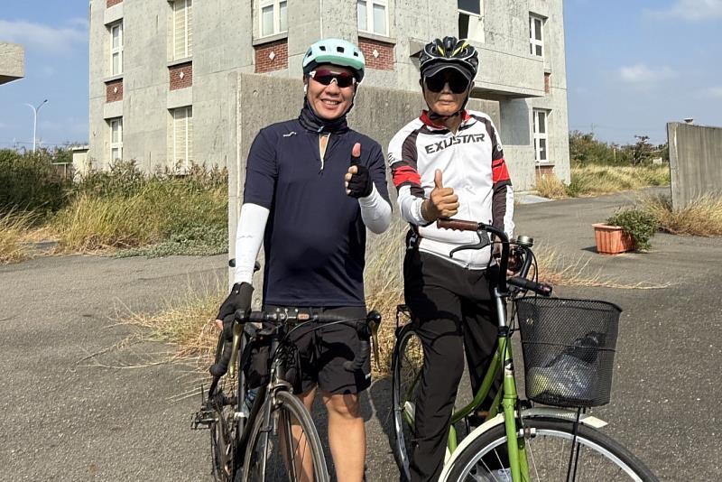 47級校友、前教育部吳鐵雄次長（右）帶領南大自行車隊穩健前行，展現跨世代同行的精神。