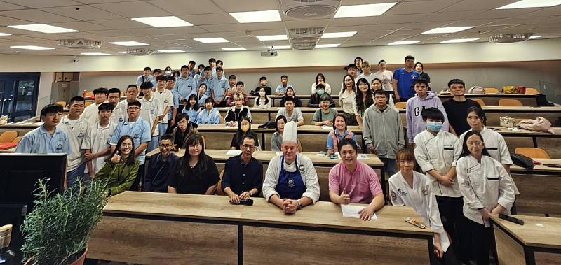 師生們合影。