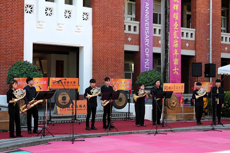 南大音樂系管樂團以悠揚樂聲揭開典禮序曲，為校慶現場注入明亮節奏。
