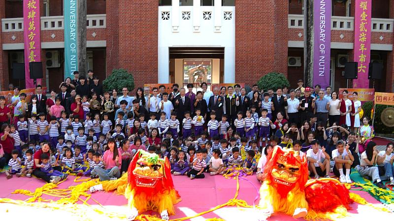 南大全體師生與來賓於紅樓前匯聚一堂，以共同的笑容與祝福為127週年校慶開鑼典禮畫下溫暖句點。