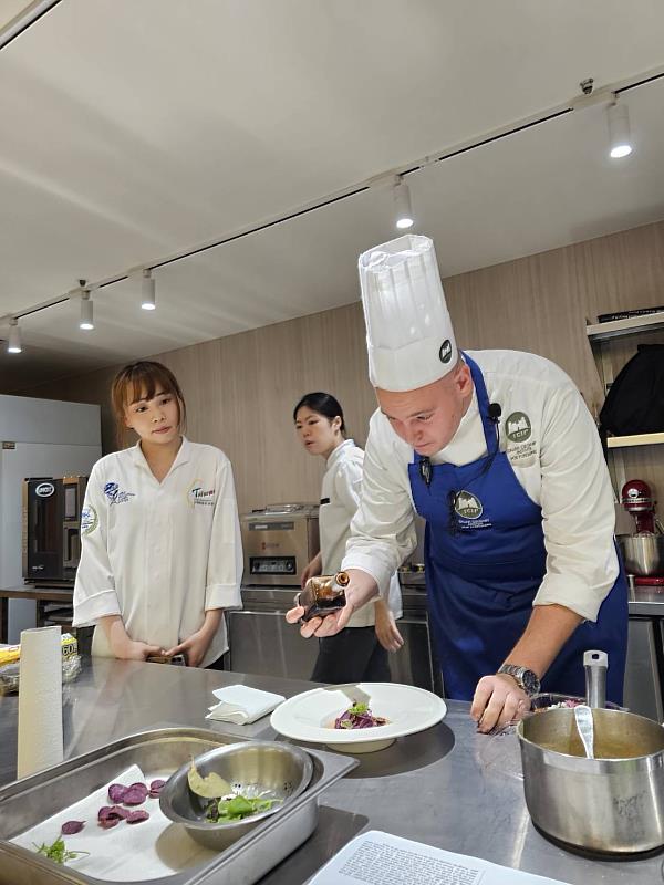 大師操作，學生們觀看。