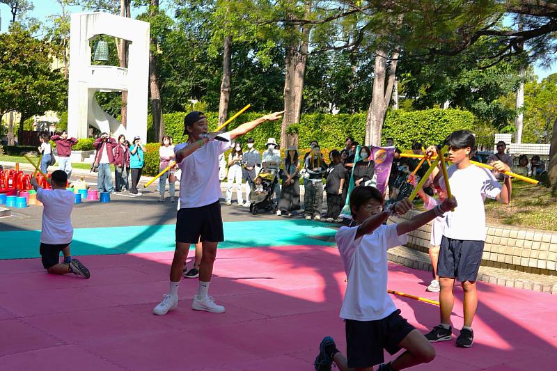 南大附屬啟聰學校學生以熱情歌舞呈現《男子漢一匹》與《阿帕次》，展現自信與團隊默契。